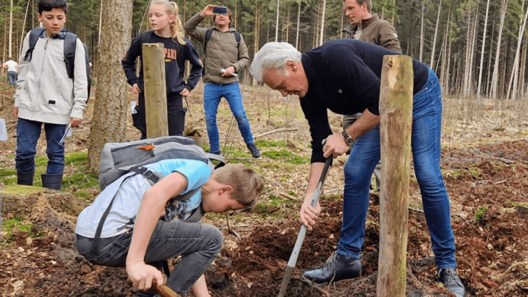 Leerlingen planten 1.200 nieuwe bomen op Boomfeestdag